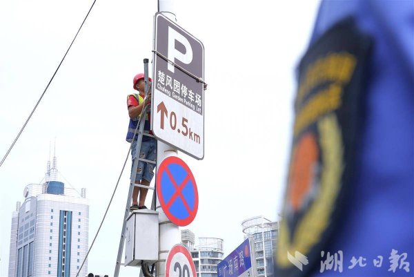 股票配资证券 梨园广场14处冗余牌拆除 指路更精准